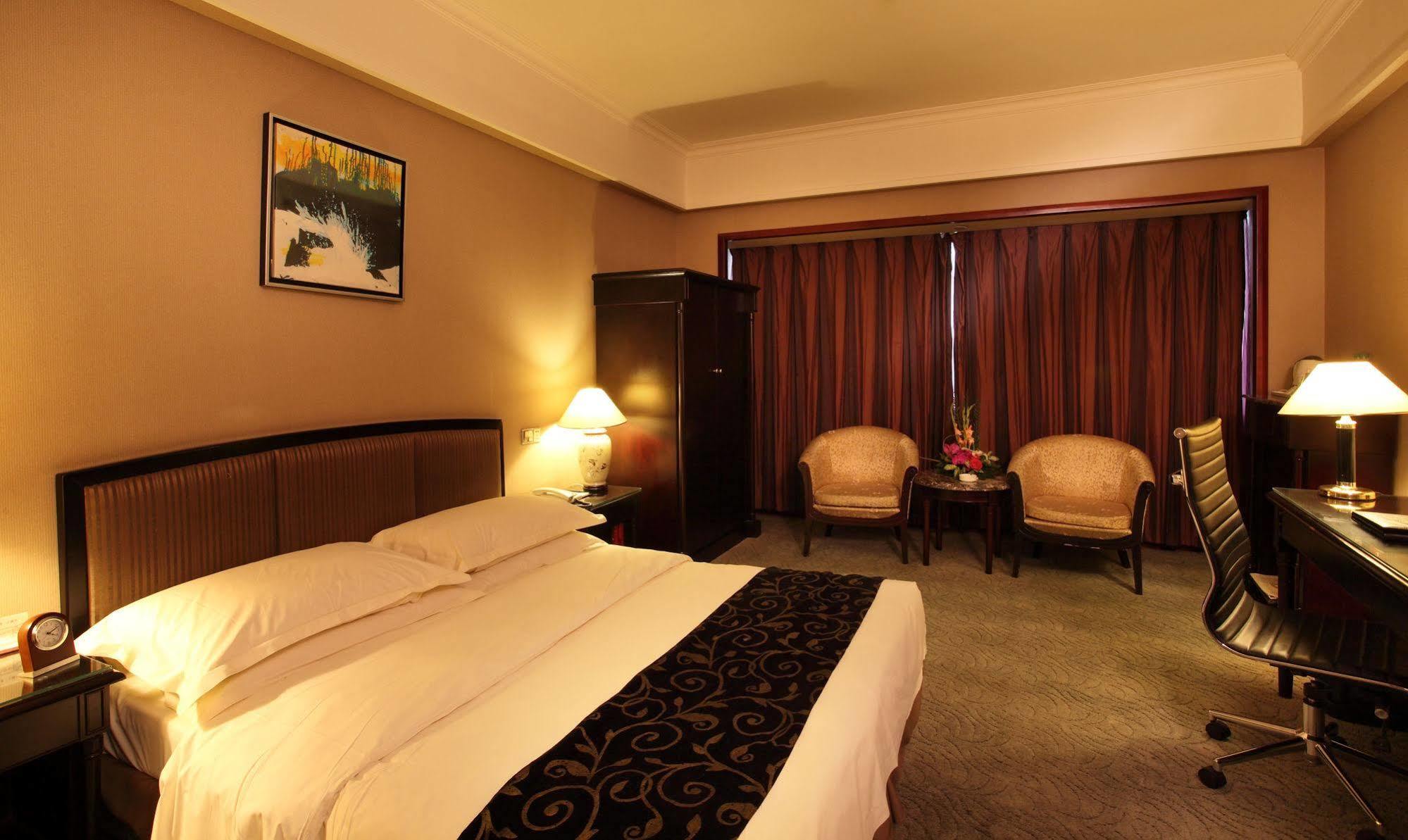 ז'נגז'ו Weilai Conifer Hotel מראה חיצוני תמונה